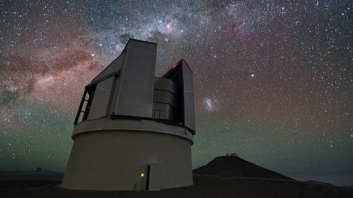 VISTA scans the sky above Chile&#039;s Atacama desert.