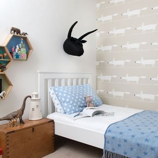 children room with single bed