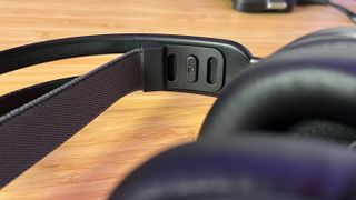 Close up on three-pronged headband adjustment on the inside of Turtle Beach Stealth 500