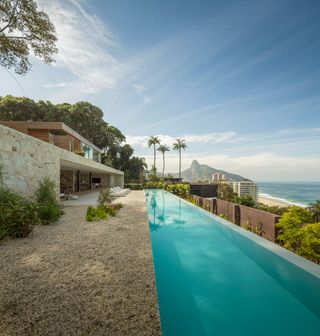 AL house is perched on a hillside, with its internal level arrangement following the slope.