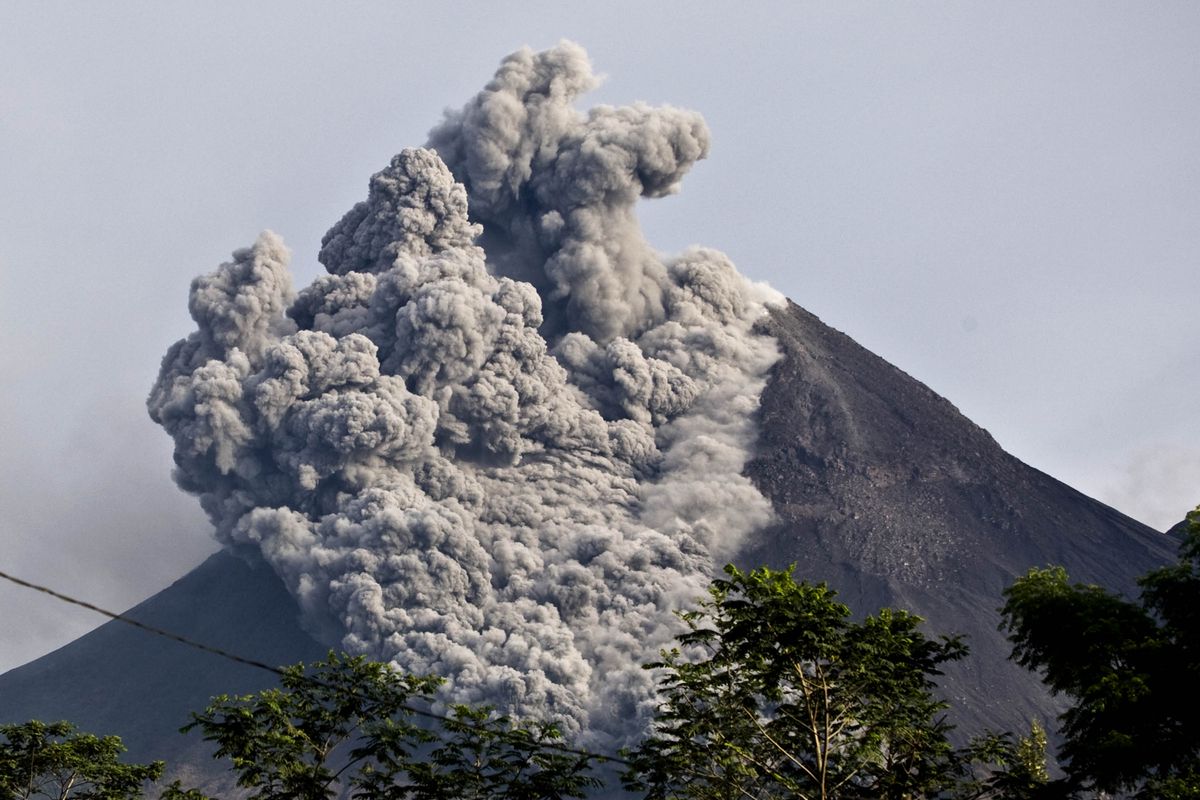 menacing-12-mile-high-ash-cloud-looms-over-indonesia-s-mountain-of