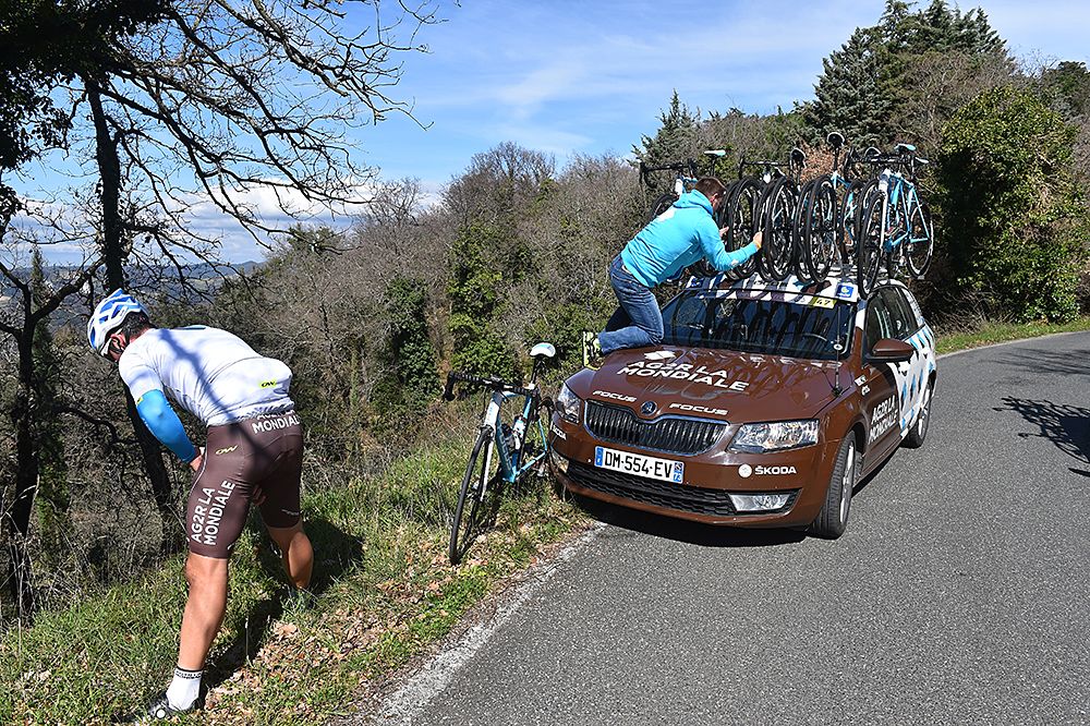 A difficult bike change for AG2R-La Mondiale mid-stage