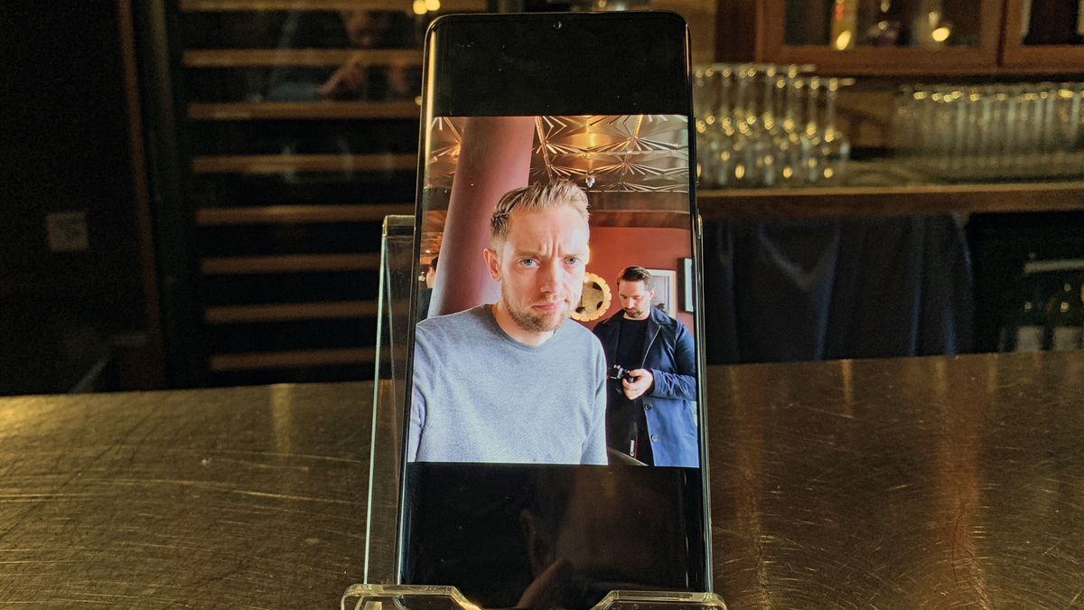 Selfiekameran &auml;r bra, men 32 megapixlar verkar inte g&ouml;ra j&auml;ttestor skillnad p&aring; en ensam sensor.