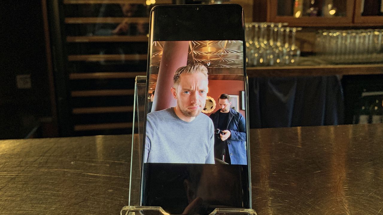 Selfiekameran &auml;r bra, men 32 megapixlar verkar inte g&ouml;ra j&auml;ttestor skillnad p&aring; en ensam sensor.