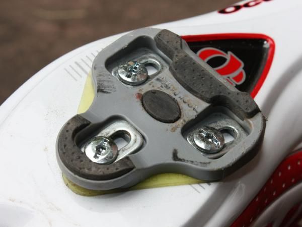 The include K&eacute;O Grip cleats provide 4.5 degrees of rotational float but careful about walking in these too much - the soft rubber pads wear quickly.