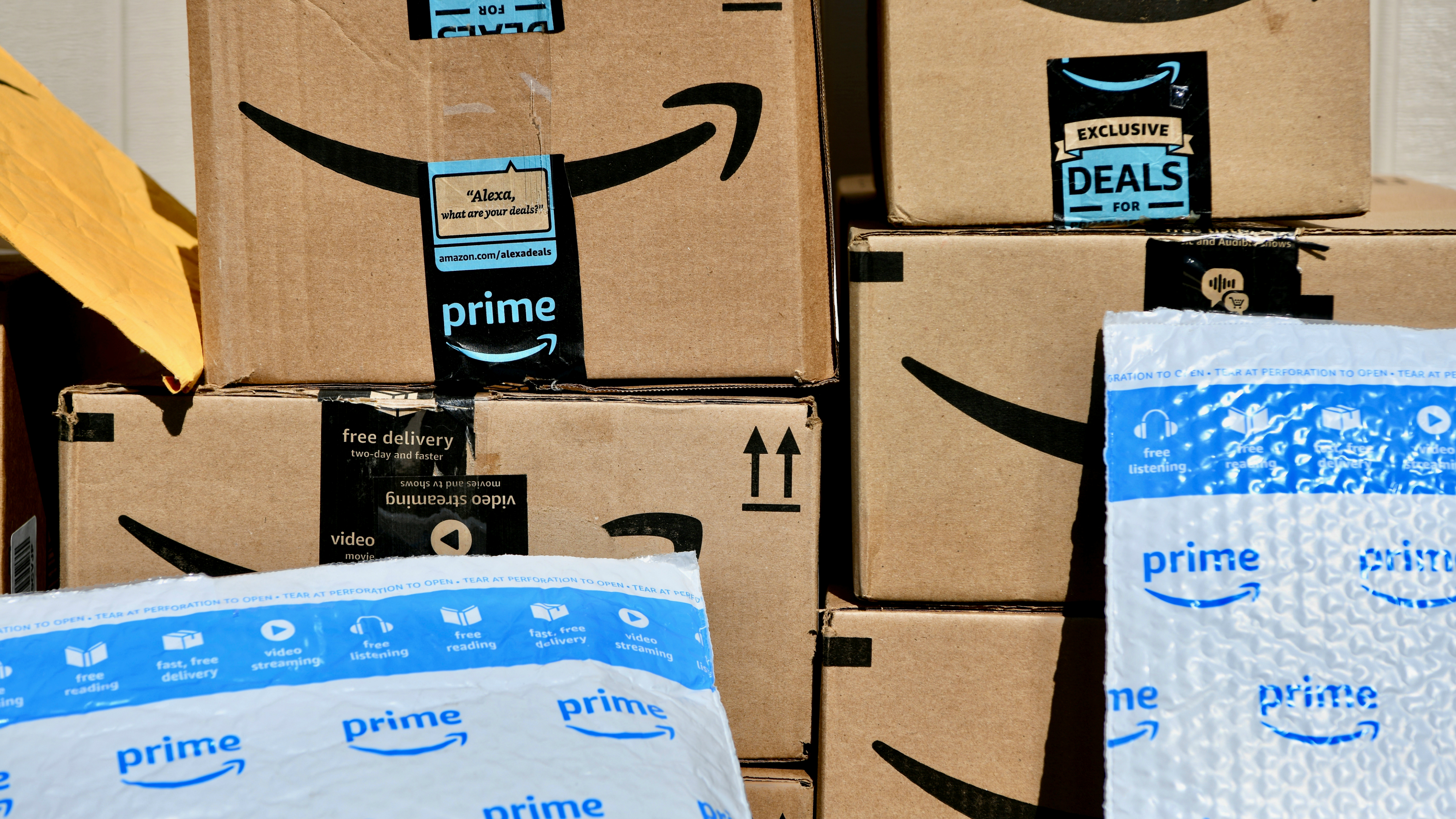 Amazonin postipaketteja pinossa