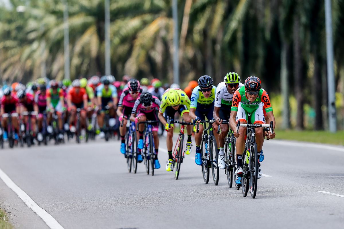 An early breakaway tries to get clear