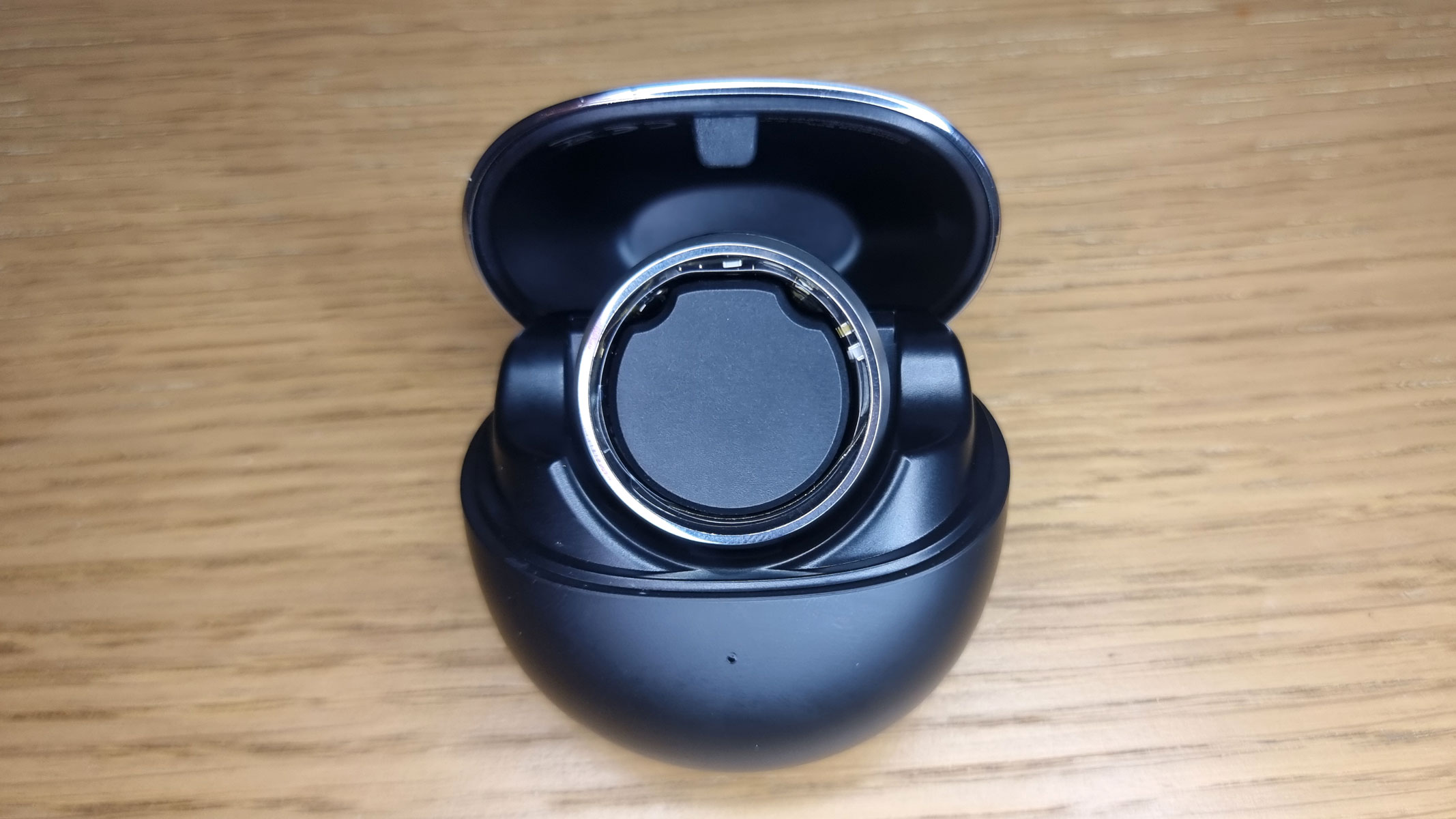 A picture of the portable charger case for the Renpho Lynx smart ring