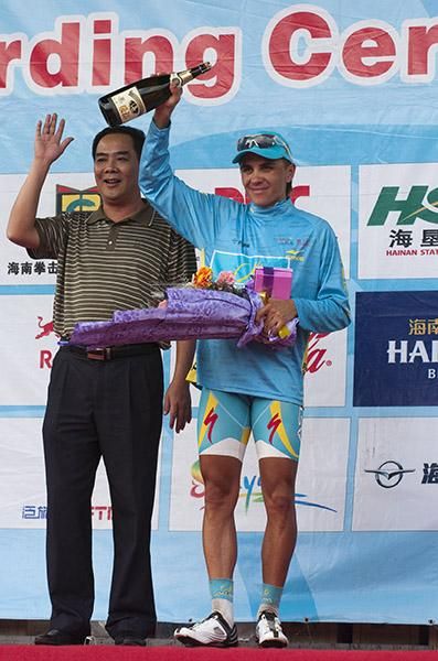 Valentin Iglinskiy (Astana) holds on to a four-second lead in the best-placed Asian rider competition over China's Wang Meiyin.
