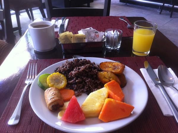 A typical La Ruta breakfast