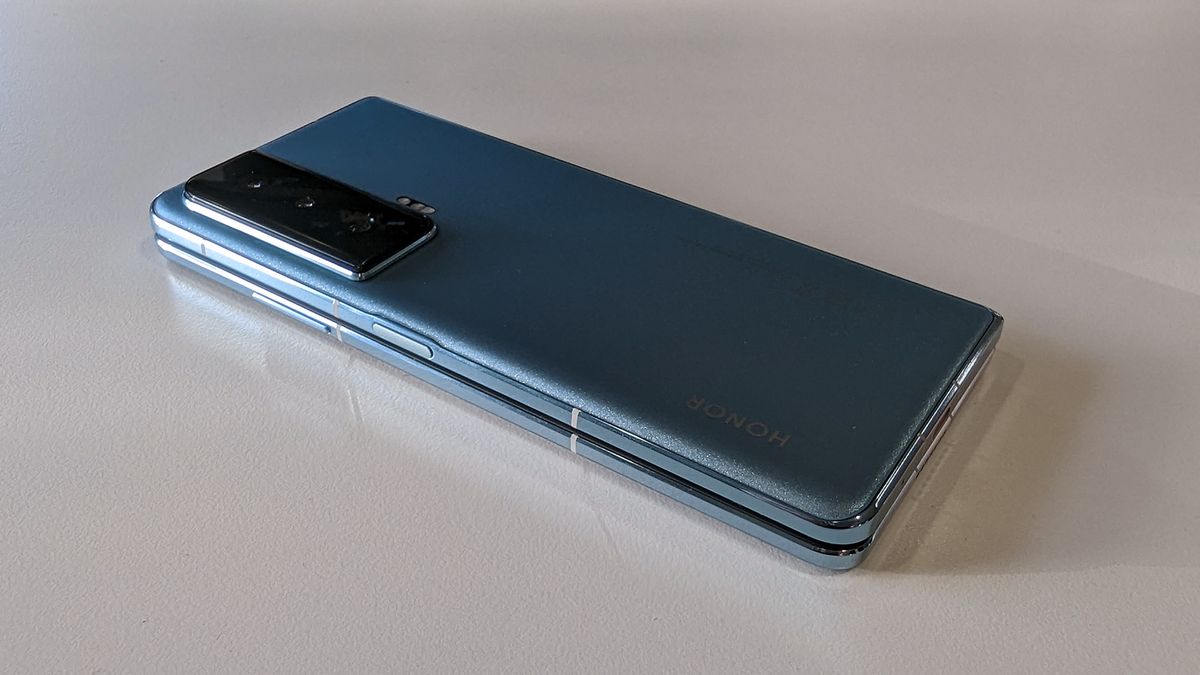 Honor Magic Vs hands-on closed back angled 2