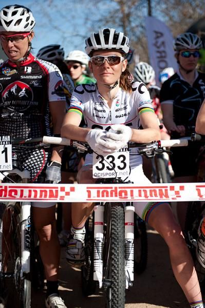 Maja Wloszczowska (CCC Polkowice) next to Marie Helene Premont on the start line