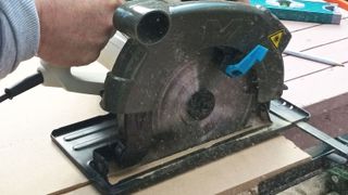 MacAllister 1500W circular saw in action