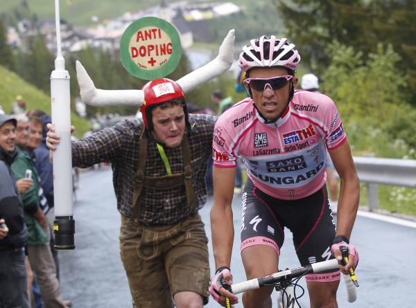 Alberto Contador (Saxo Bank-SunGard) rides through the storm.