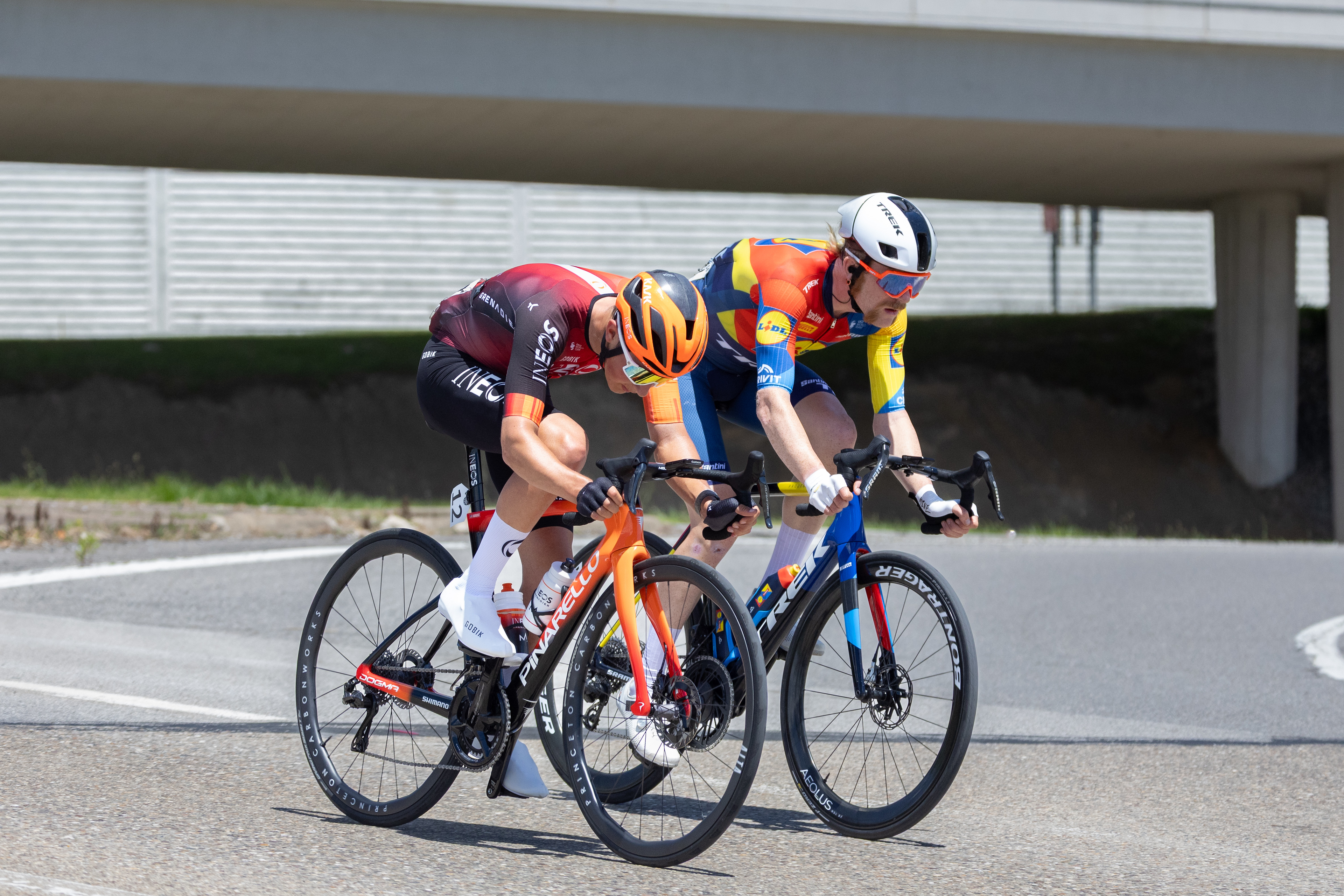 Quinn Simmons (Lidl-Trek) and AJ August (Ineos Grenadiers) bridged a two minute gap from the field to the lead group with the help of Luke Elphingstone.