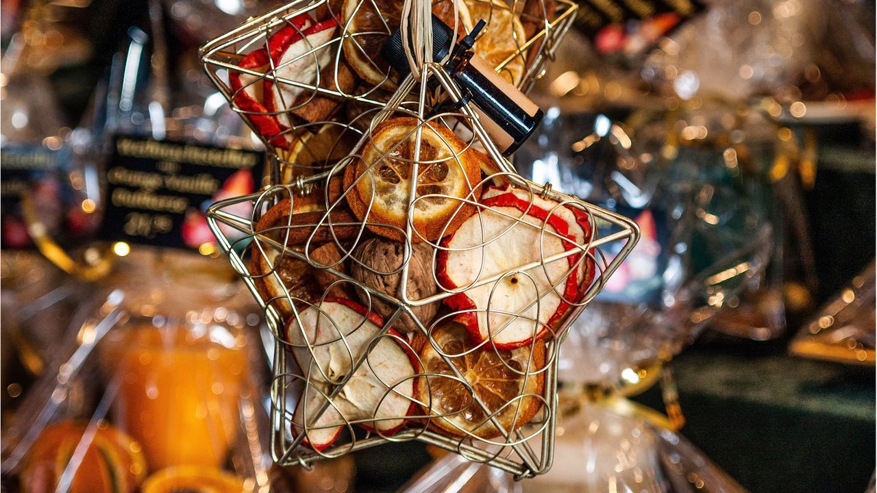 Potpourri in star mesh decoration