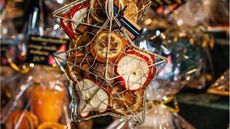 Potpourri in star mesh decoration