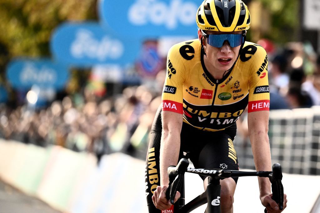 Riders finishing Il Lombardia 2022