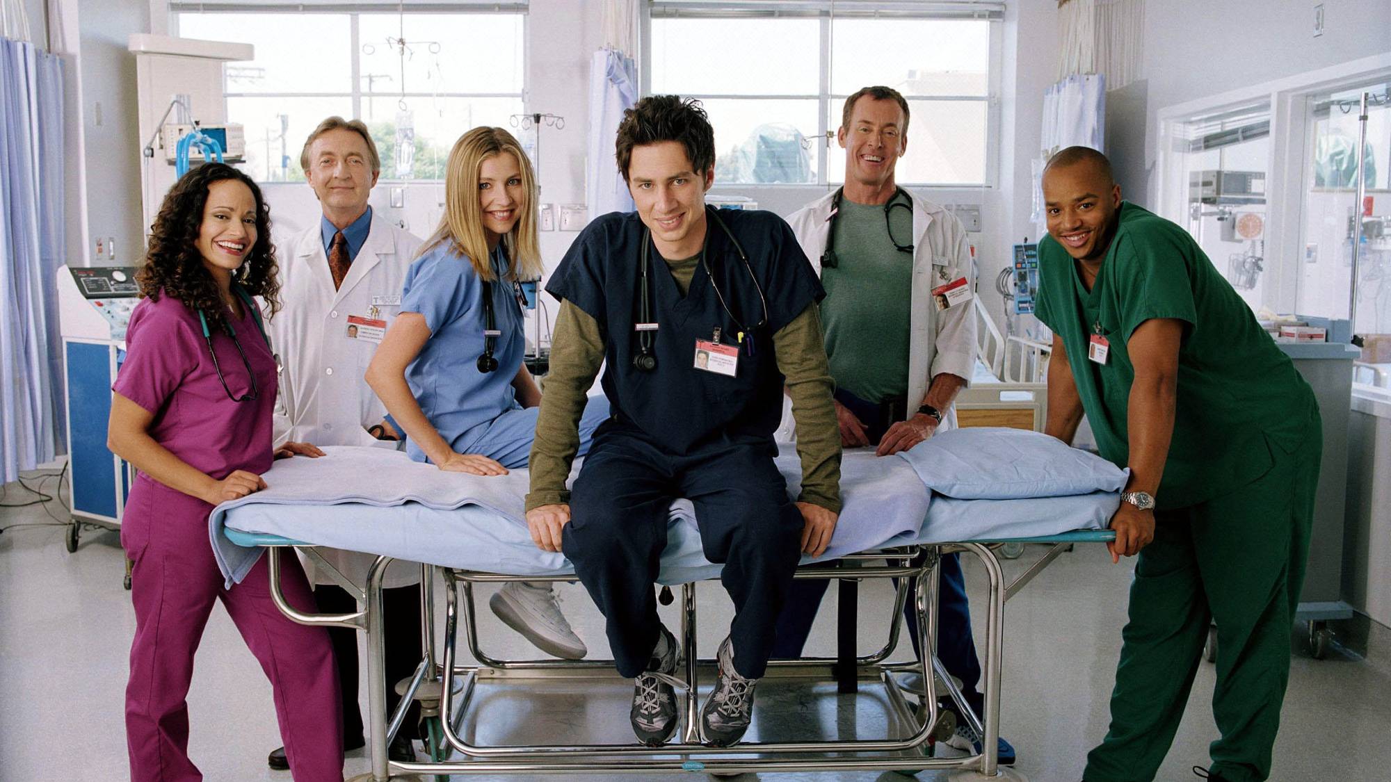Miembros del elenco de Scrubs [L-R] JUDY REYES como la enfermera Carla Espinosa, KEN JENKINS como el Dr. Bob Kelso, SARAH CHALKE como el Dr. Elliot Reid, ZACH BRAFF como el Dr. J.D. Dorian, JOHN C. MCGINLEY como el Dr. Perry Cox, DONALD FAISON como el Dr. Chris Turk