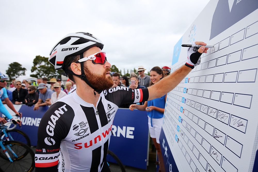 Simon Geschke (Sunweb) signs on at the start