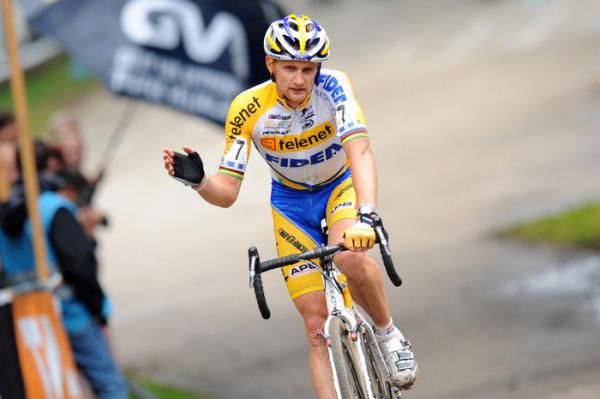 A wave from Bart Wellens (Telenet-Fidea Cycling Team) as he finishes in fifth place.