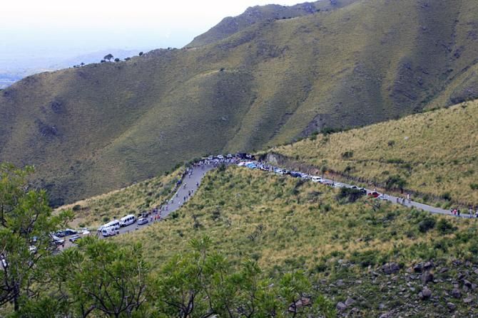 The leaders on the upper slopes of the Mirador del Sol ascent.