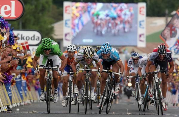 Mark Cavendish (Columbia-HTC) bested sprint rivals Thor Hushovd (Cervelo TestTeam), Gerald Ciolek (Team Milram) and Greg Van Avermaet (Silence-Lotto) to win stage 19.