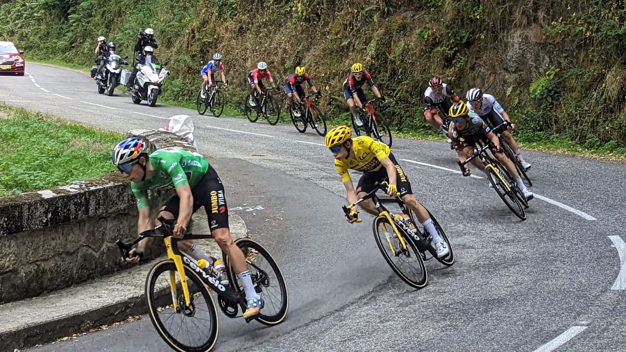 Peloton descends the Mur de Péguère in the 2022 Tour de France