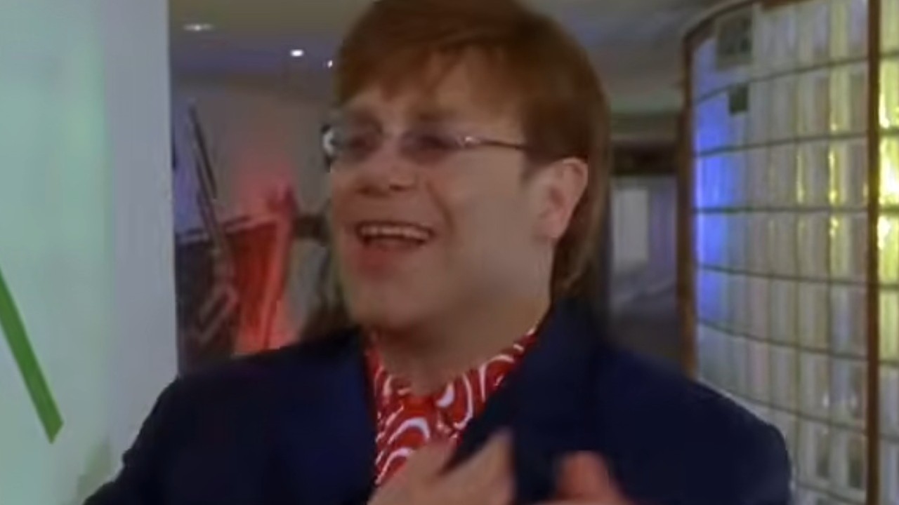 स्पाइस वर्ल्डमध्ये हसणारा एल्टन जॉन