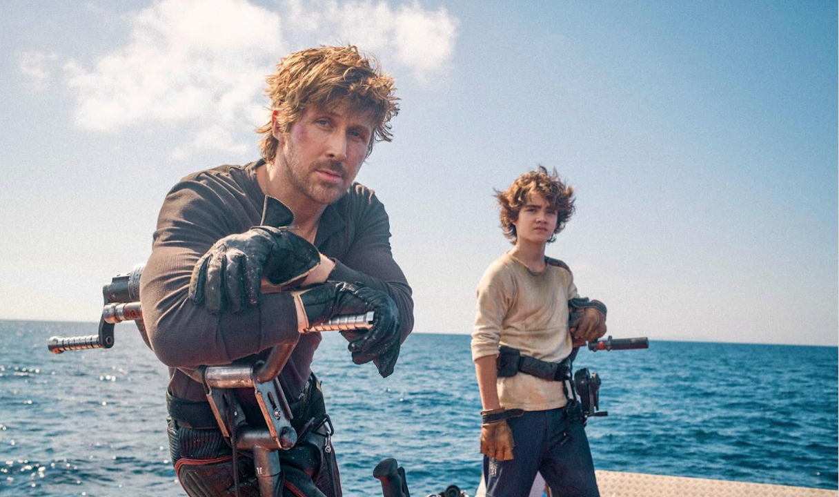 Um homem e um menino em um barco no mar
