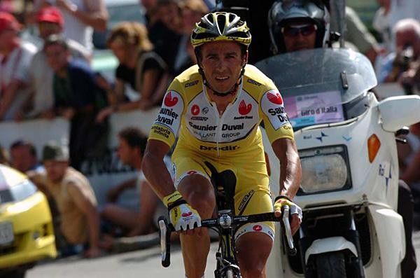 Gibo! Gilberto Simoni (Saunier Duval-Prodir) climbs.
