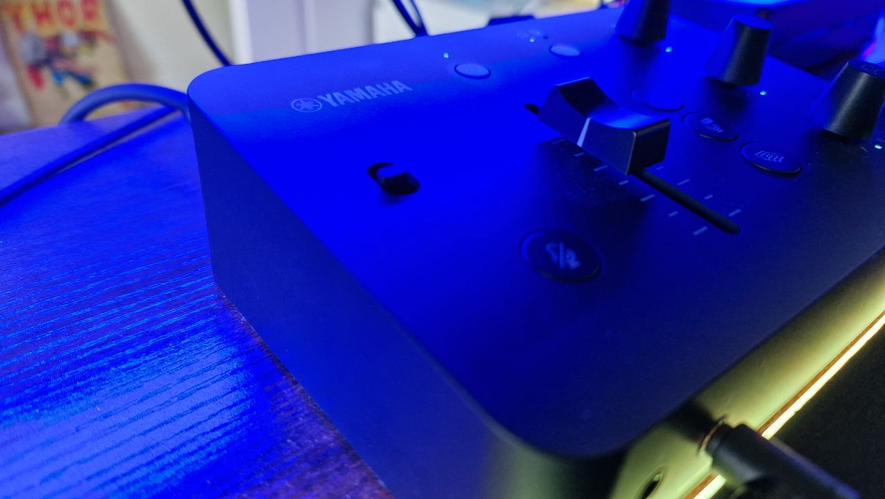 Yamaha ZG02's microphone gain switch and mute button