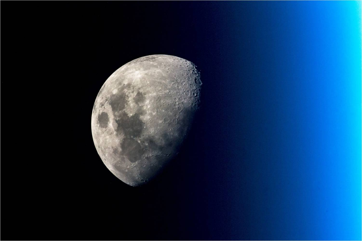 De maan van de aarde en de cislunaire ruimte doemen groot op in onze toekomst.  Welke militaire doeleinden en het verzamelen van inlichtingen zullen ze dienen?