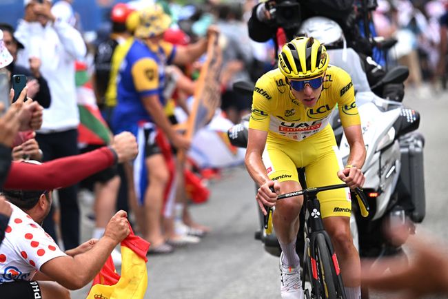 La maglia gialla allattacco sulle strade della prima frazione pirenaica (Getty Images)