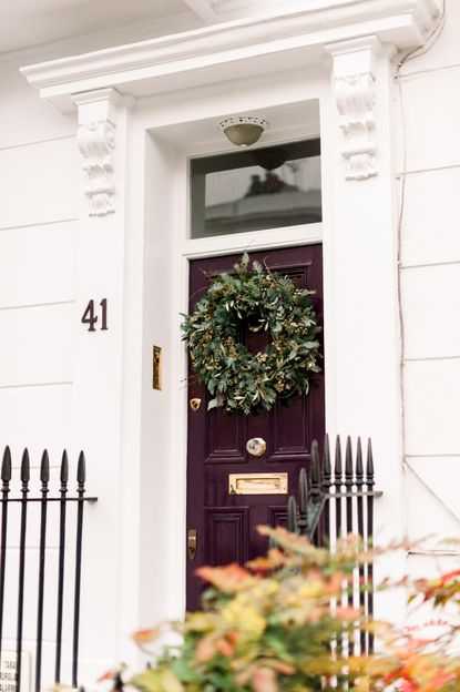 How to make a Christmas wreath, like the Christmas wreath on this front door