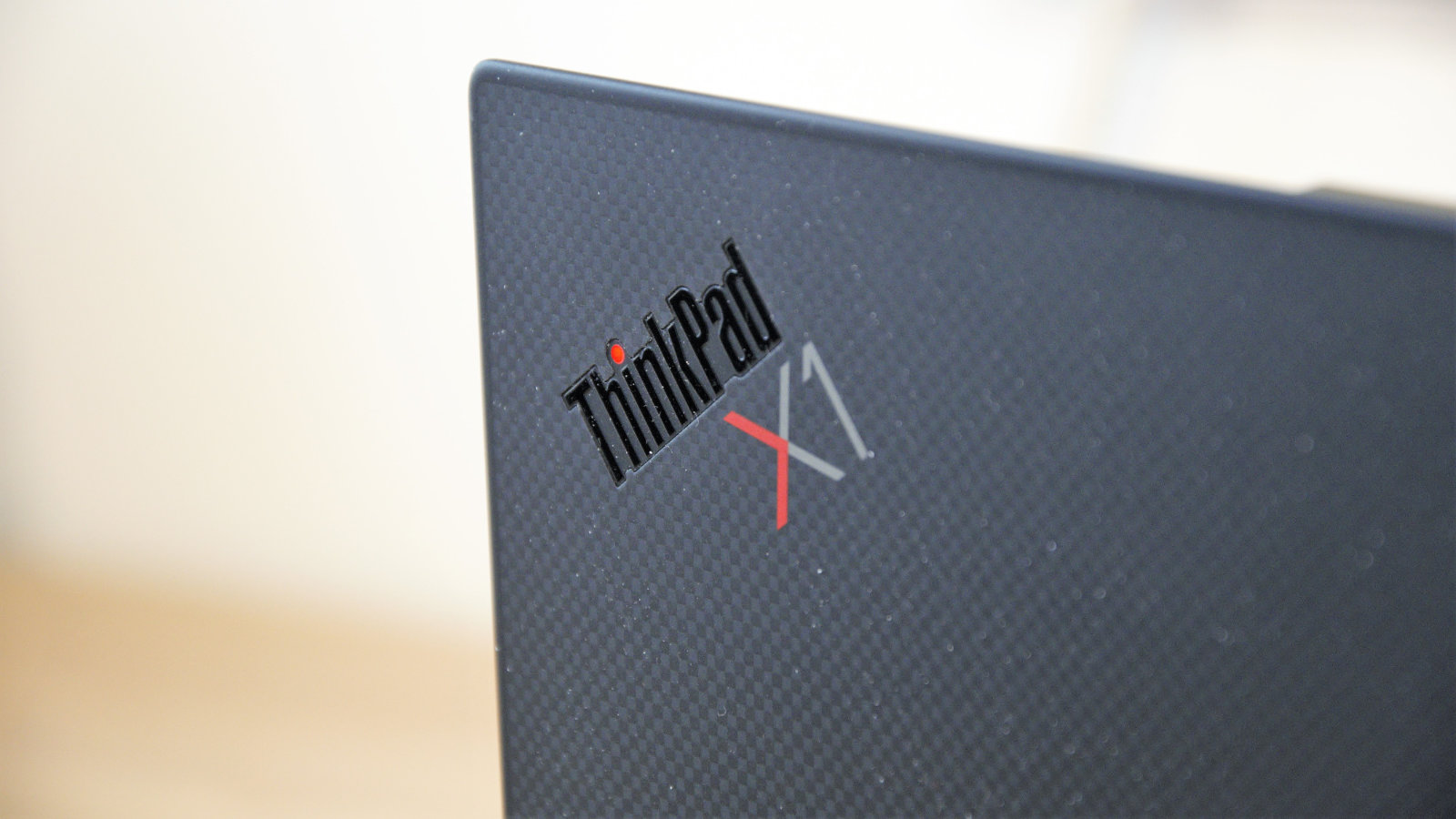 Lenovo ThinkPad X1 Carbon Gen 10 logo, corner laptop lid back