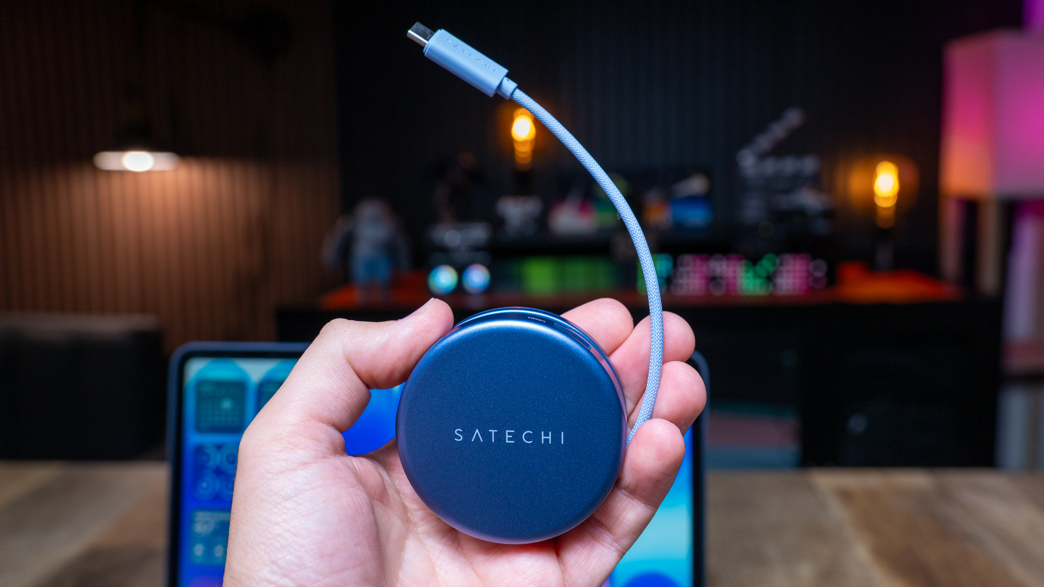 Satechi On the Go 5-in1 USB-C Hub in hand