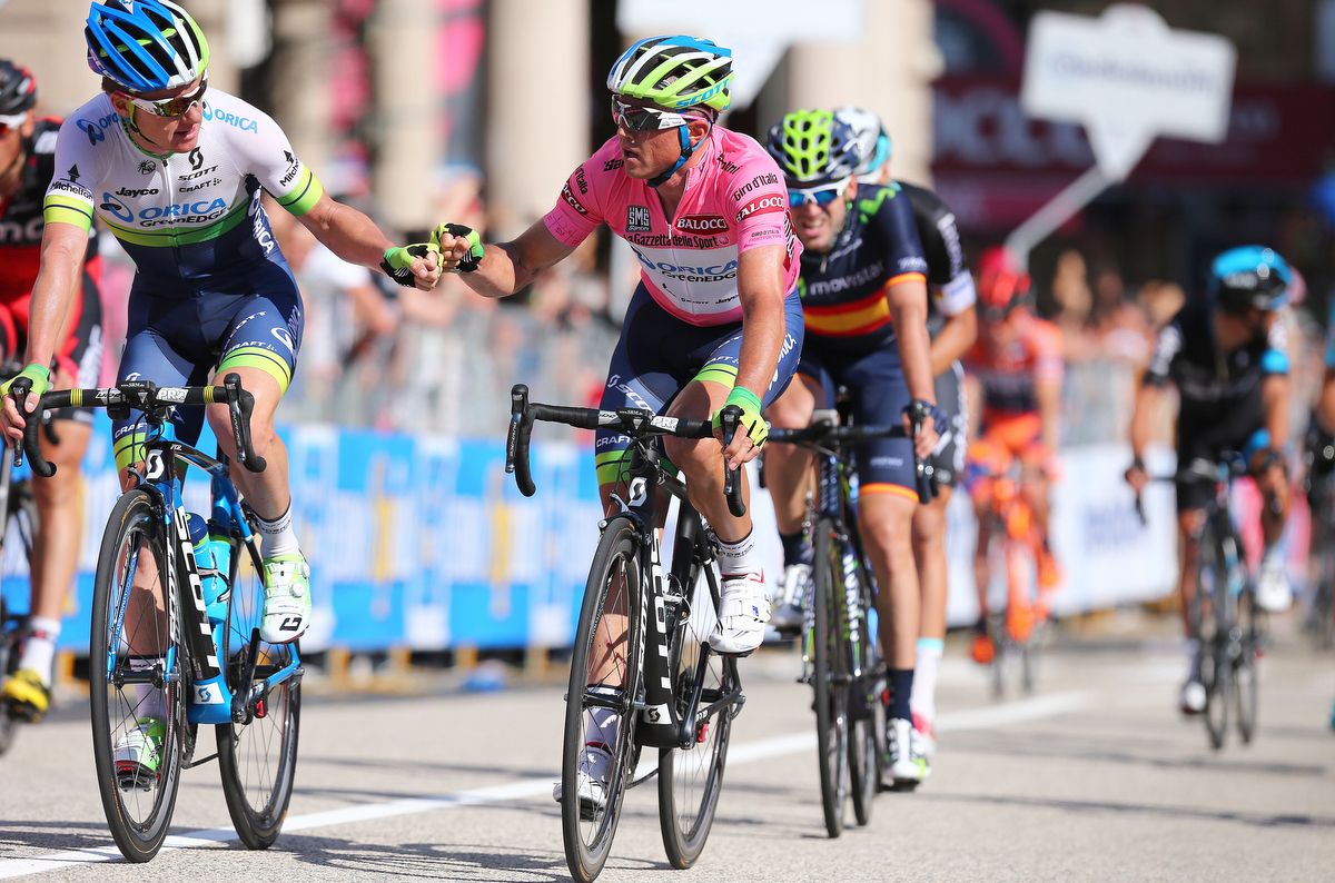 Simon Clarke and Simon Gerrans bump fists at the Giro