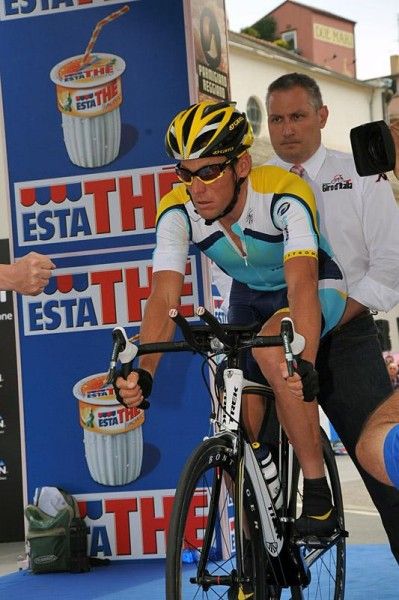 Lance Armstrong (Astana) is about to start.