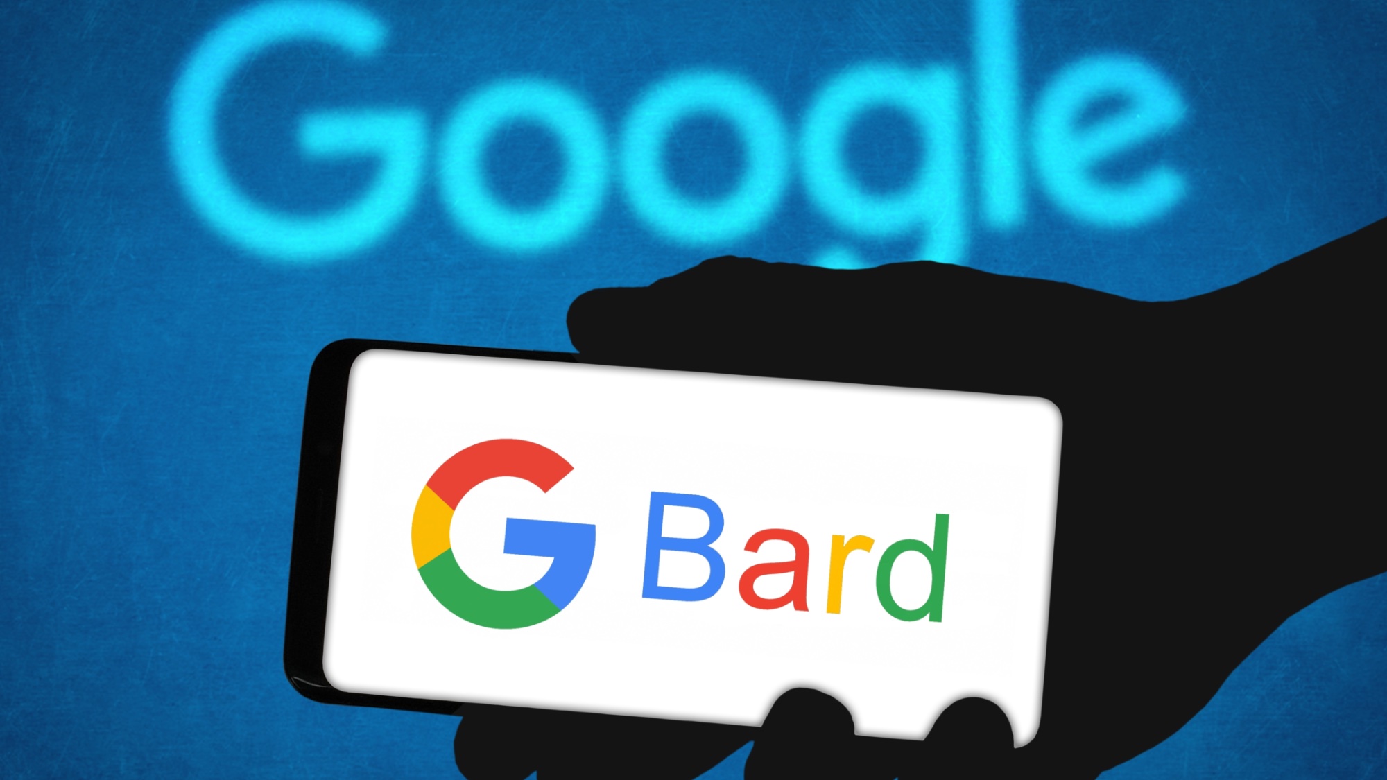 Google Barde am Telefon mit Google-Logo im Hintergrund