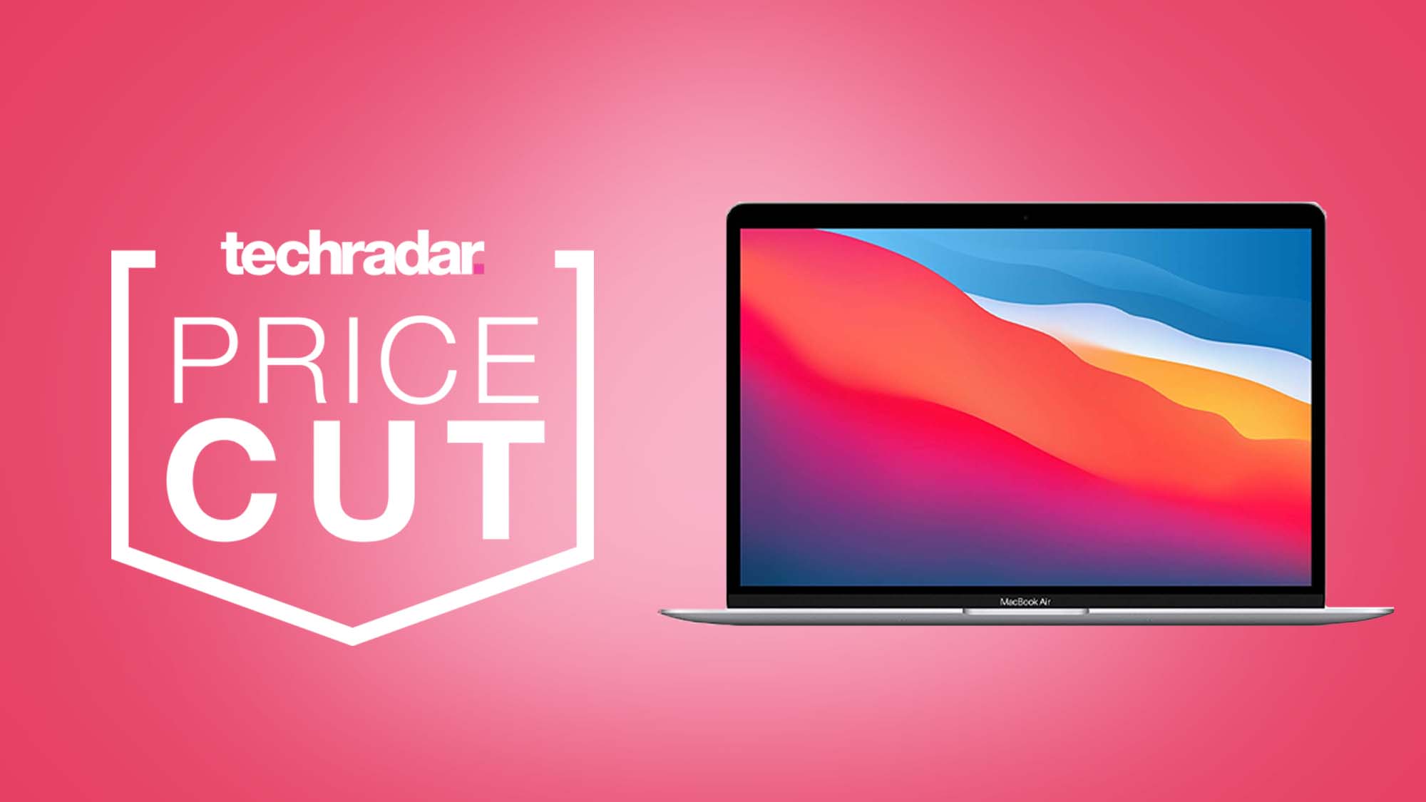 MacBook Air sobre un fondo rosa con la insignia de TechRadar Price Cut