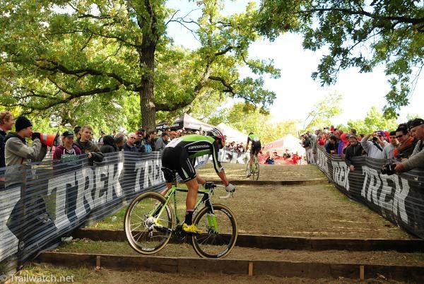 Tim Johnson (Cannondale p/b Cyclocrossworld) bunny-hopping his way up the stairs