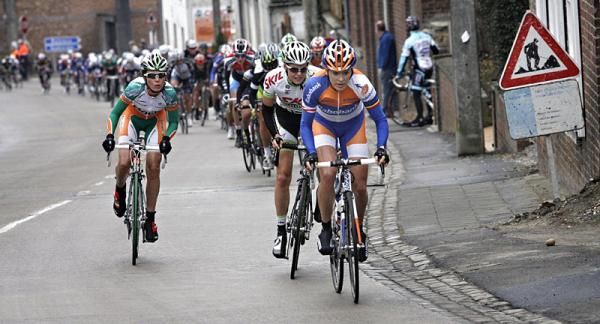 The peloton gets stretched out under the impetus of the Stichting Rabo Women Cycling Team