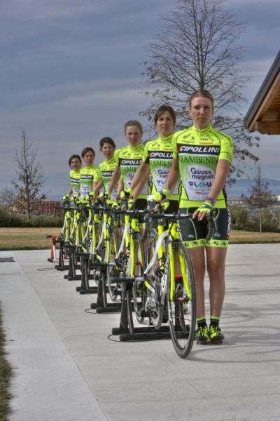 Tatiana Guderzo, Valentina Carretta and the rest of the 2012 MCipollini-Giambenini-Gauss team line up.