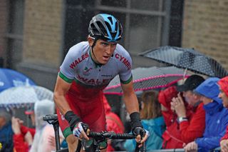 Geraint Thomas riding for Wales, soloes through the rain and windswept streets of Glasgow to coolly take Commonwealth road race gold.