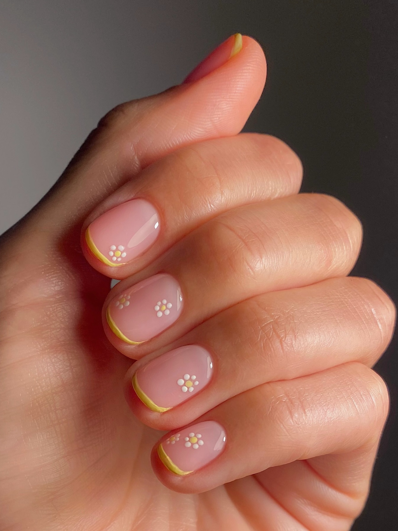 daisy nail art