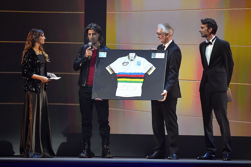 Peter Sagan addresses the crowd after receiving a framed rainbow jersey from Brian Cookson