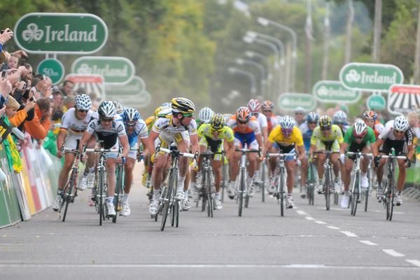 Mark Cavendish (Columbia &ndash; HTC) had time to double check his dominance before celebrating his victory on stage two into Killarney.