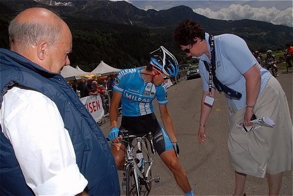 Niki Terpstra (Team Milram) talks with a UCI official.