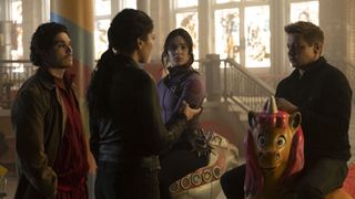 Maya Lopez interroge Kate Bishop et Clint Barton dans Hawkeye sur Disney Plus